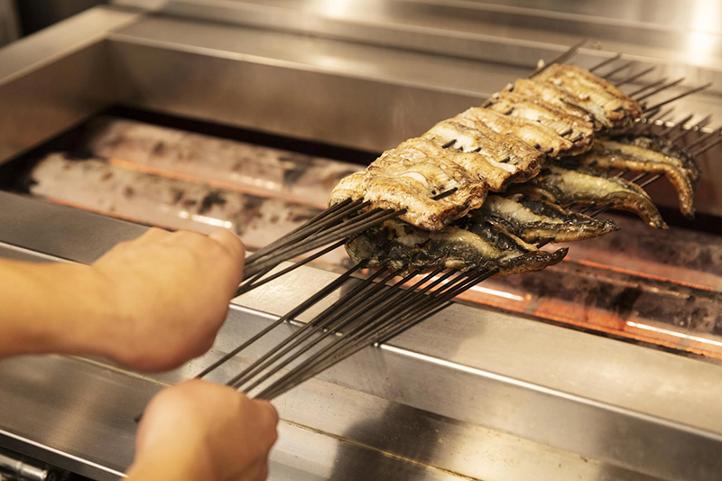 パリふわに仕上げるために鰻の個体を見極めこなしの技法で焼きあげる